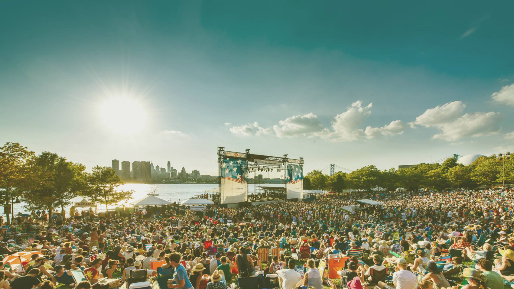crtsy-xponential-music-fest-stage-crowd-2200VP