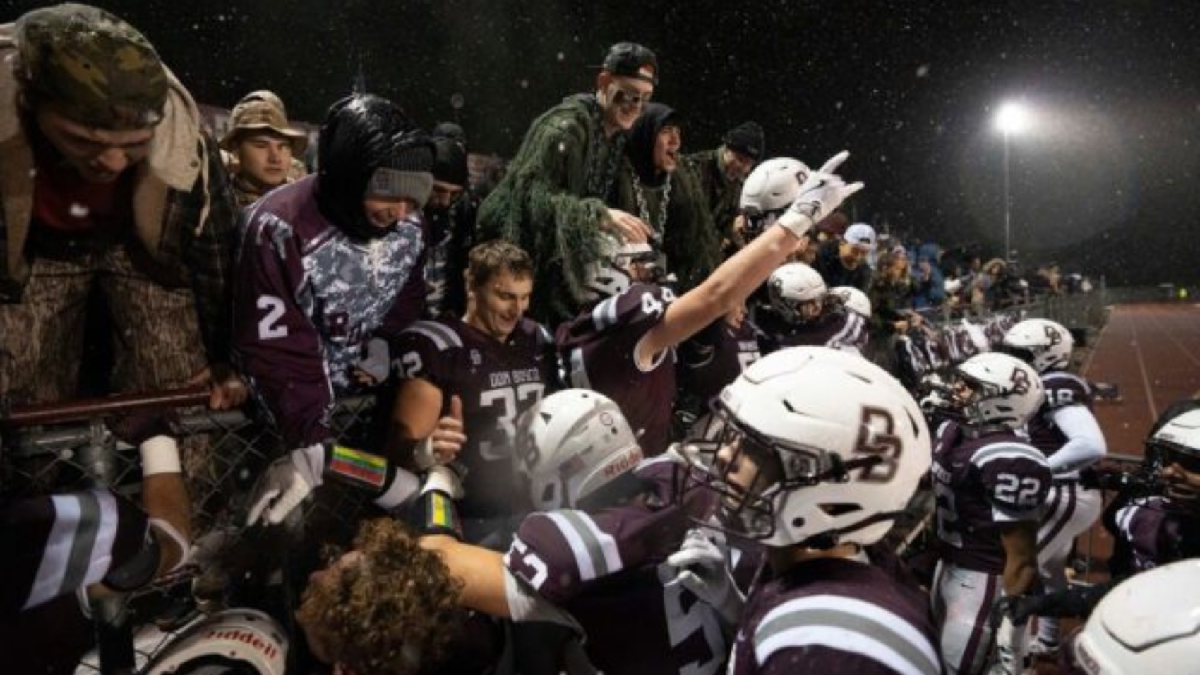76512417007-112224-r-football-31-640x426