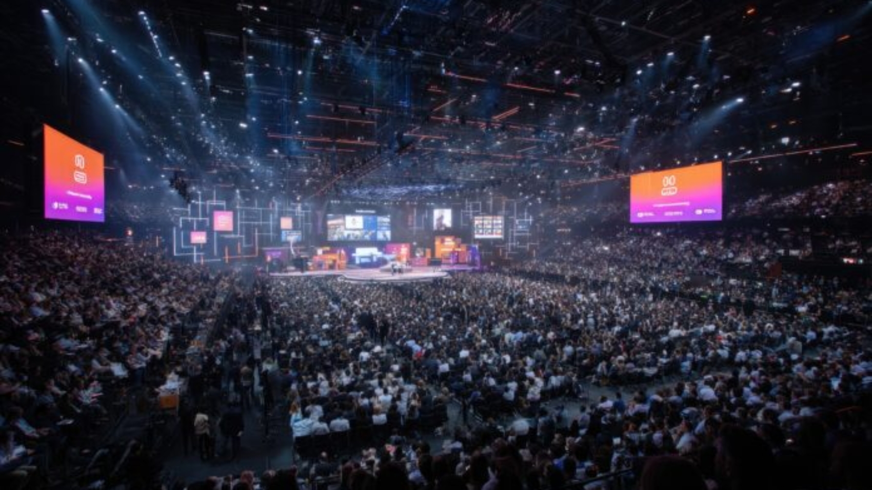 A wide-angle view of the VivaTech 2025 main startup stage bustling with participants and large screens displaying innovation awards. --ar 3:2 --raw --v 7 Job ID: 2b69c295-6dc2-4f4f-b5c1-db2c35650d45