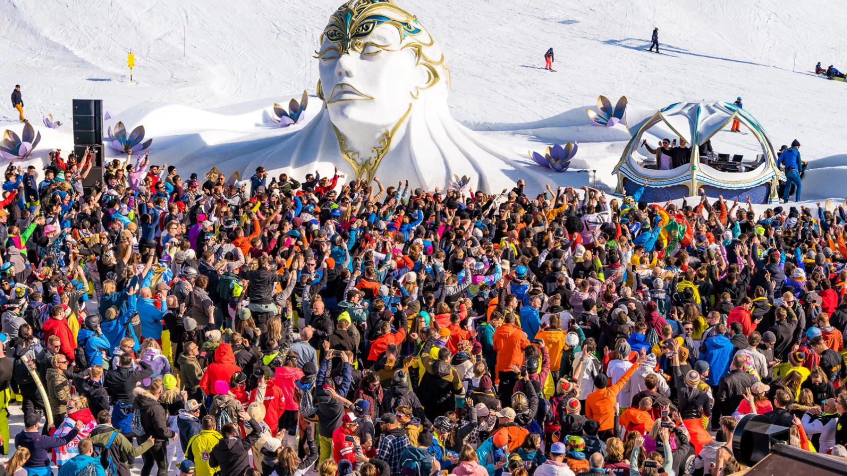tomorrowland-crowd-snow-sculpture-alpedhuez