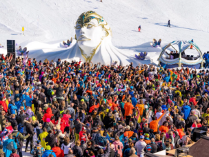 tomorrowland-crowd-snow-sculpture-alpedhuez