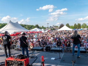 Rock-Ribs-and-Ridges-Festival-concert-crowd-sun-vw