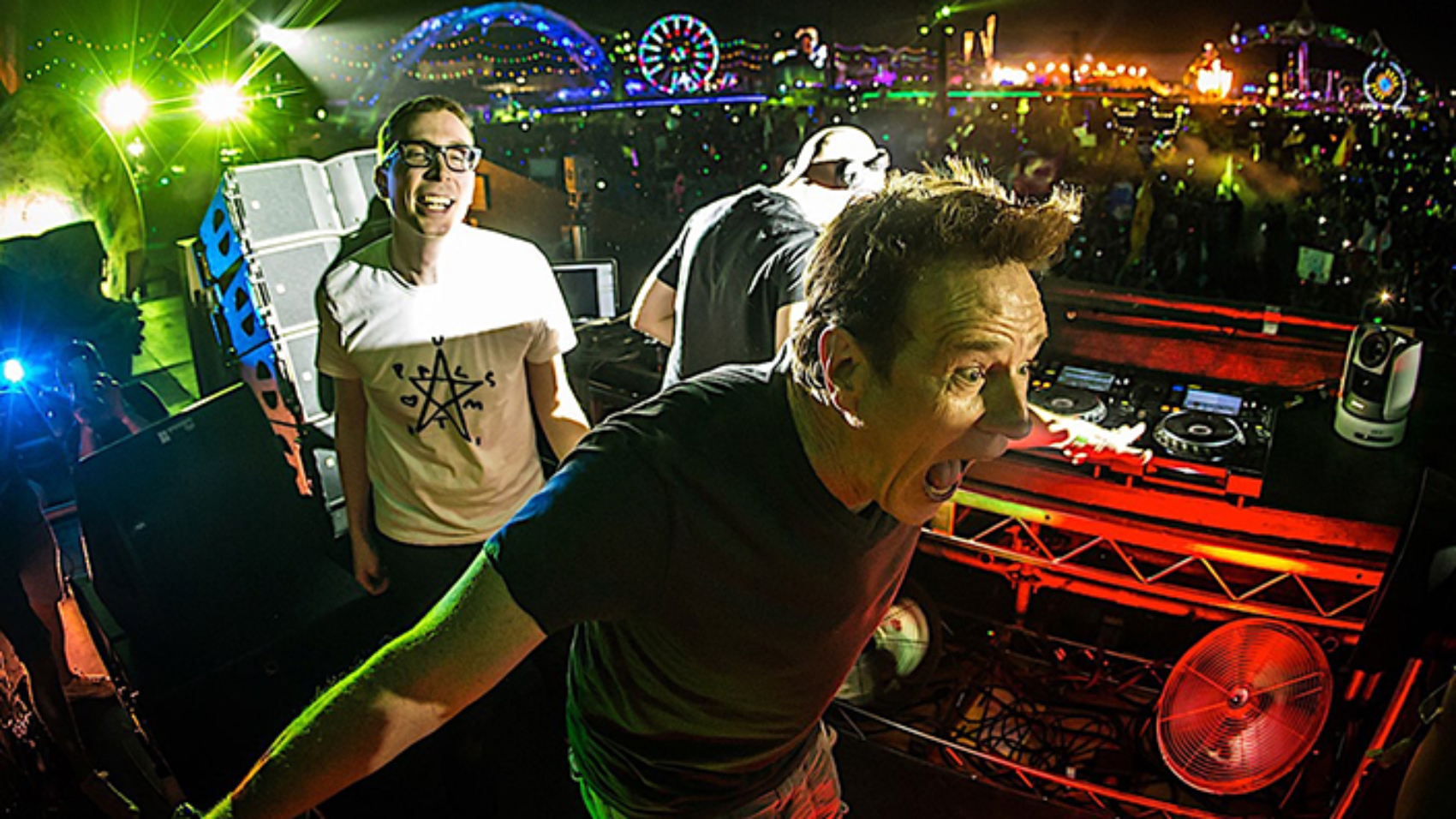 1.Bryan-Cranston-Pushes-the-Button-Magic-Moments